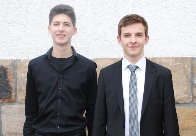 Die beiden erolgreichen Rommerzer Organisten: Jonas Fischer (links) und Niklas Jahn (rechts). Das Foto entstand im Rahmen der Daylight-Serenade 2015 des Gesangvereins Harmonie, bei welcher die beiden jungen Musiker ebenfalls mitwirkten.